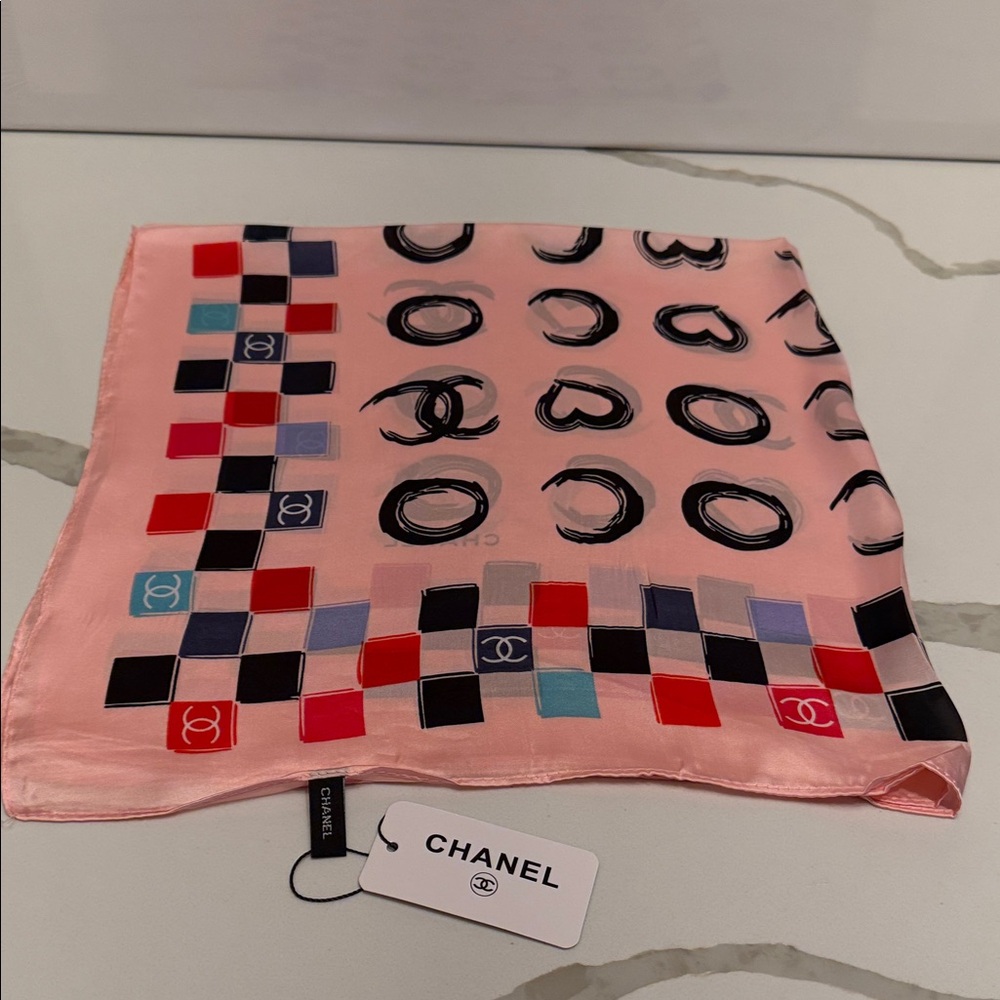 ✅ PRICE  IS FIRM ✅ FASHION Pink Silk Scarf with Geometric Pattern